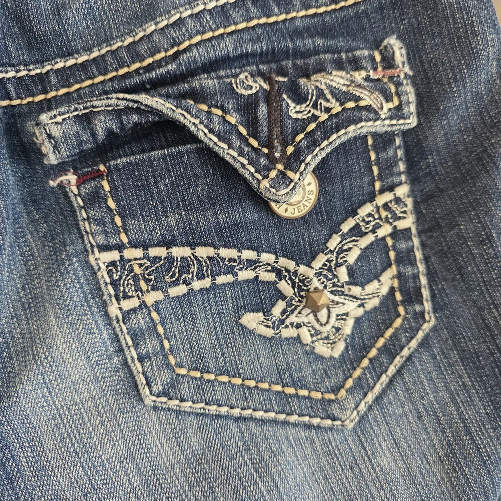 Hydraulic Bailey Low Rise Short 7/8 Dark Blue Jean Shorts with Embroidery